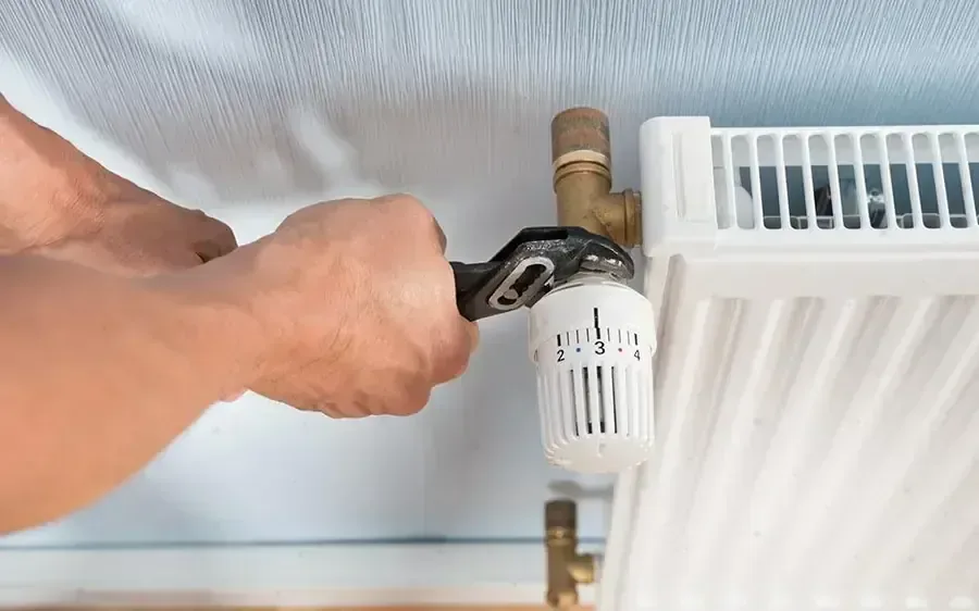 Réglage d'un robinet thermostatique de radiateur après désembouage à Bois-Colombes